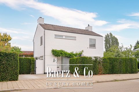 Stijlvol vrijstaand woonhuis met garage, stadstuin en hoogwaardige afwerking op toplocatie in Sint Pieter. Aan de geliefde en rustige Observantenweg, aan de voet van de Sint-Pietersberg en op loopafstand van het historische centrum van Maastricht, be...