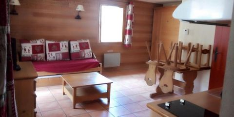Residence les Chalets de Praroustan is perfectly located a bit appart from the resort center for a quiet stay. It is about900 meters to the new 10-person gondola and amenities and shops. All apartements come with a balcony. The residence itself is so...