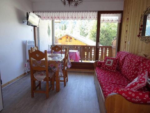 The residence Flor'Alpes in Champagny-en-Vanoise is a small residence very well maintained and sunny. It offers large balconies facing south. It has a good location in the heart of Champagny resort, next to the municipal swimming pool, 200 m from sho...