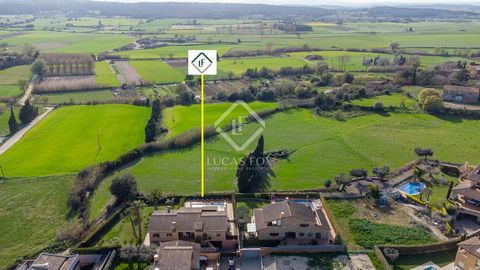 This contemporary house, built in 2003, is located in one of the most historic medieval towns in the Baix Empordà, located in a strategic area that offers maximum privacy, with wonderful views of the fields, the Gavarras and the town. The house was d...
