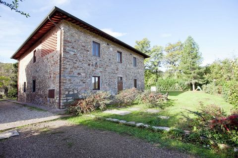 Spend romantic moments in this apartment with shared pool. It is located in a farmhouse in the heart of Chianti Classico, near Greve in Chianti, a few steps from the medieval castle. The apartment is located in the company center, and the pool is 600...