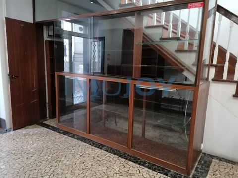 On the ground floor of a building, it has a small commercial space with 7.5 m2 ideal for a small business, tobacconist type. An excellent opportunity for your business in an area of great movement and relevant public services such as: Funchal City Co...