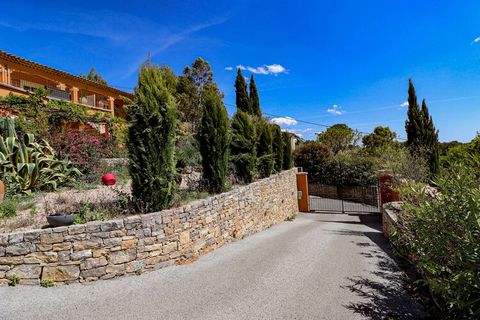 Villa Théia, located on an estate of no less than 2200 m², is accessible via a long driveway with an electric gate. There is parking for 6 cars (3 covered) and it offers its guests various luxurious facilities, from a private swimming pool to a jeu d...