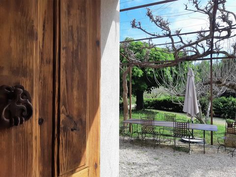 Close to all amenities and at the gates of Lourmarin, property of about 600 m2 comprising an old 18th century farmhouse of about 300 m2 the perfect property to run a retreat/B&B business.... A main house (180 m2) and two independent dwellings (60 and...