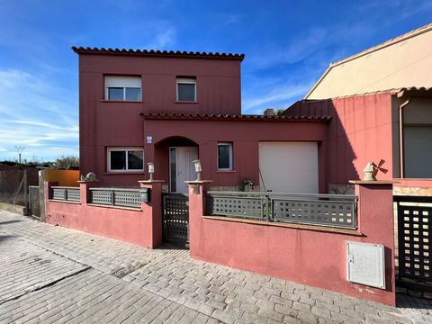 We present this house located in Torroella de Fluvia, municipality of the Alt Empordà. At 5km from the wild beaches of Sant Pere Pescador, and at 20km from Figueres, (AVE train station). Its ground floor welcomes us with a bedroom, a bathroom with sh...