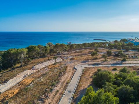 Vous aimeriez faire construire votre maison dans une des meilleures zones résidentielles de Minorque et avec des vues sur la mer, totalement panoramiques ? C'est donc l'occasion parfaite pour choisir où la construire : vous pouvez choisir parmi les 2...