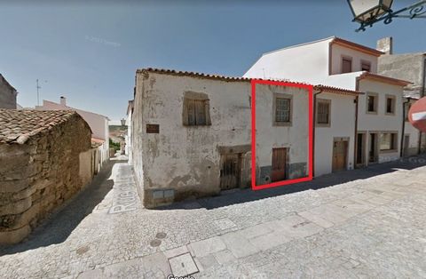 Property to restore in the historic area of Miranda do Douro. Property located in Rua da Trindade, right in the center of the historic area of the city, near the Cathedral, Church of the Friars Trinos, City Hall, Museum, other monuments, commerce and...