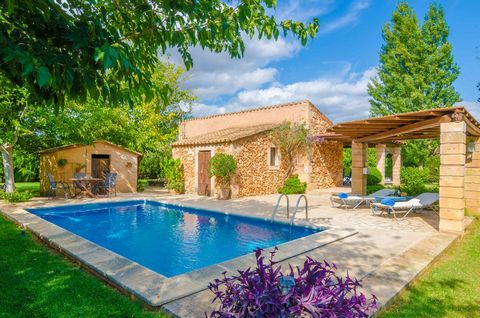 Welcome to this beautiful country house with private pool in Algaida. It has capacity for 2 + 2 guests. The exteriors of this beautiful country house are perfect for relaxing and unwinding on your vacation. The private chlorine pool measures 6 x 4 me...