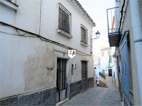 Dit herenhuis nabij het gemeentehuis in Martos in de provincie Jaén, Andalusië, Spanje, heeft renovatie nodig. Met een gedeeltelijk nieuw dak, een terras met uitzicht over de stad en tot aan de grote kerk, zal het een prachtig huis of vakantieoord wo...
