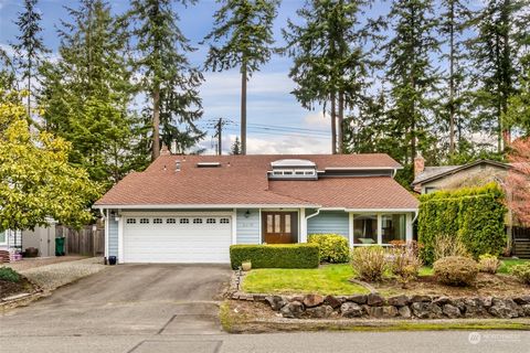 This Picnic Point home has a lot to offer, from its desirable location to its comfortable and stylish interior. Walk in and enjoy a home of natural light with the vaulted ceilings and skylight. The freshly refinished hardwood floors 4 bedroom, 2.5 ba...