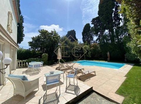 Located in the heart of the city, just a 5-minute walk from Rue d'Antibes and the prestigious Croisette, this villa offers the perfect combination of convenience and tranquillity with its secret garden. This amazing 190 m2 house features a pool, terr...