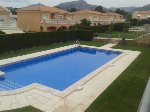 SPANISHOUSE EN VENTA: Casa adosada de 93 m2 con jardín y piscina comunitaria   REF: A 548   SITUACIÓN:  Casalot                          MIAMI-PLAYA   PRECIO: 162.000 €                       DESCRIPCIÓN: Salón comedor, salida a la terraza Cocina equi...