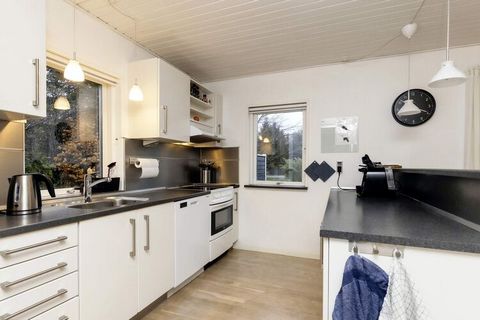 Dieses gemütliche Ferienhaus von 70 m2 Größe liegt ca. 550 m von einem der besten und kinderfreundlichsten Sandstrände Dänemarks in Marielyst. Das Ferienhaus hat einen offenen Küchen-/Wohnbereich für das Familienleben. Zur umfassenden Küchenausstattu...