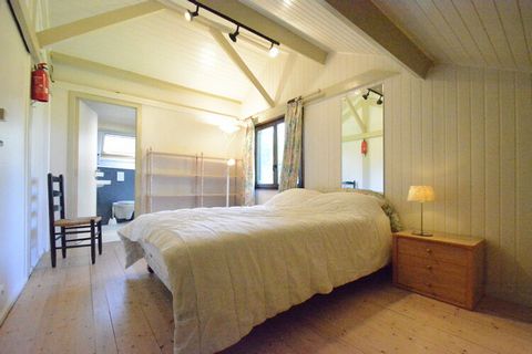 With stone walls contrasting the lovely furnishings, this chalet in Bièvre offers all modern facilities in the midst of rural surroundings. There are 3 bedrooms to house 9 people and it offers a furnished terrace and garden to enjoy peaceful days in ...