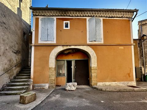 Located in the heart of Tulette, in the picturesque Drôme Provençale region, this village house to be completely renovated presents an exceptional opportunity. Offering a generous space of more than 320 m2 of floor space spread over two levels, this ...
