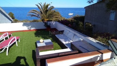 Beautiful house located on the first line of the sea in the urbanization of Calafat. The house with a constructed area of 177 m2 is composed of a living - dining room with fireplace with a direct exit to the pool; a well-equipped American-style kitch...