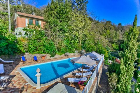 Dit mooie appartement is gelegen in Val Cabuba in Toscane. Het appartement heeft 1 slaapkamer en is geschikt voor 4 personen, ideaal voor een gezin. De woning beschikt over een zwembad, een tuin en een barbecue.