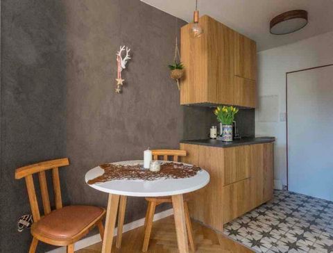 Small, chic and very cozy apartment in a central location with a balcony facing the quiet courtyard. The apartment offers space for maximum 2 persons. The single bed can also be converted into a double bed. In the room there is also a sitting, workin...