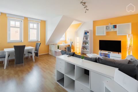 The apartment is located in a listed building and is an apartment in an old building. It is on the 4th floor (top floor) and there is no lift in the house. Despite the attic, the apartment has hardly any roof slopes. The apartment is divided into 2 r...