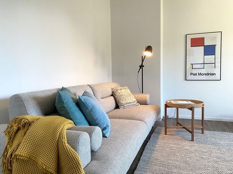 Beautiful, quiet 53qm apartment with 2 rooms on the 4th floor with elevator. The apartment is renovated and equipped. The bedroom with window in the direction of the west is equipped with a 1.80m double bed, nice big mirror and a wardrobe. The hallwa...