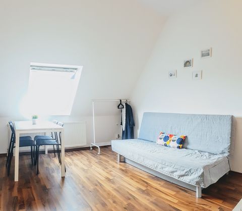 See english version below. Das gemütliche Apartment in der Dortmunder Innenstadt verfügt über eine Wohnfläche von 25 Qm. In dem Wohnraum finden Sie einen kombinierten Wohn- und Schlafbereich für bis zu vier Personen vor, mit einem großen Doppelbett, ...