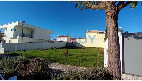 Excellent urban land for construction in the area of Grândola very close to the centre of the village. With a total area of 372m2 and a construction area of 223.42m2, you have the possibility to build your dream villa. The land is located in a cul-de...