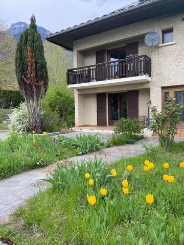 INVESTMENT IN LIFE ANNUITY OCCUPIED in the MAURIENNE VALLEY, in St Rémy de Maurienne. Male: 83 years Bouquet : 50 868 € FAI Monthly pension: €307 T3 apartment on the ground floor of a house. With its private building land. With a surface area of 89 m...