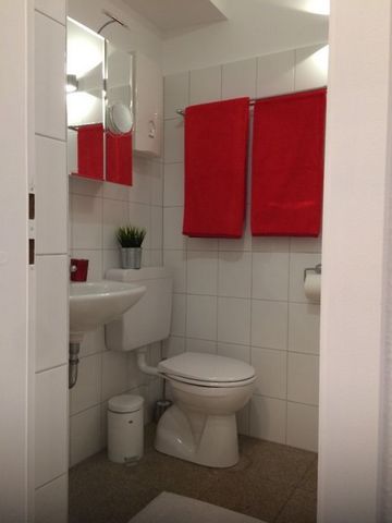 Objektbeschreibung Anfang 2018 frisch saniert beziehen Sie eine voll möblierte und komplett eingerichtete topmoderne Wohnung im 5. Stock mit herrlichem Blick über den schönen Kölner Stadtteil Sülz. Das Appartement ist sehr hell und einladend, und der...