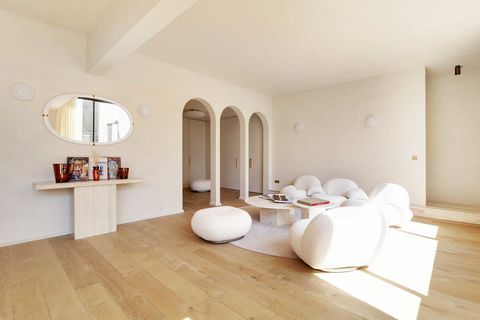 This triplex is located on the 6th floor with elevator. Ideal location, close to Place de la Concorde, Champs-Élysées, Palais Garnier, Madeleine... It comprises: - A fully-equipped kitchen: fridge, hob, coffee machine, toaster, kettle, microwave, ove...