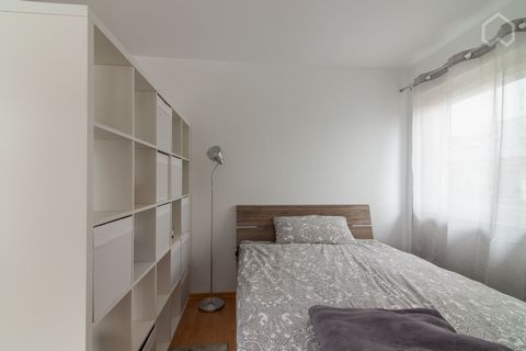 *English* Well equipped 1-room apartment (36m²) in a small, well kept housing unit with garage parking space and garden use. The hall offers storage space in the built-in closet, wardrobe and mirror as well as intercom and automatic door opener. The ...