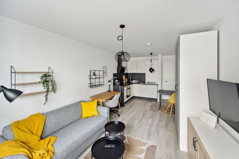 This is the rental of a beautiful and luxuriously furnished apartment in the best location of Nuremberg. The apartment is rented fully furnished and equipped, so that nothing more needs to be thought of than your own suitcase. With a total of 29 squa...