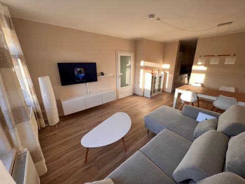 The flat is newly renovated and suitable for 4 persons. It is located on the 1st floor of a 2-family house. The landlord lives directly in the house and is always available for questions. 2 bedrooms with large double bed 1 living room with sofa and d...