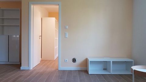 The granny apartment is located in a completely renovated semi-detached house in Tempelsee. The apartment consists of a living room with an open kitchen, a separate bedroom and a modern and high-quality shower room. The laundry room is equipped with ...