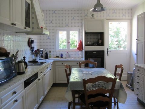 Dans un petit village à 25 mn de Montpellier, venez découvrir cette maison T6 de 146 m2 sur une parcelle de 316 m2. Au premier niveau une belle entrée vous attends, qui dessert un salon, une salle à manger , une cuisine donnant sur le jardin, une cha...
