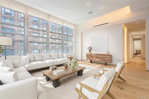 Mint condition turnkey loft available in one of DUMBO's most exclusive boutique condo buildings Welcome to this recently renovated and expansive 3 bedroom home located in a former Brillo daylight factory. The soaring 12' ceilings and south facing 9' ...