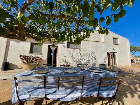 Maison de campagne avec une vue imprenable sur les montagnes située dans la vallée de Burgí à seulement 9 km du village d39El Perelló La maison offre une grande cuisine une salle de bain attenante à la cuisine et des toilettes séparées Depuis la cuis...