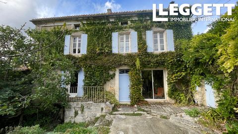 A25124SCN16 - This charming stone house, with its exposed beams and parquet flooring, is located in a quiet hamlet near the village of Sers, just 20 minutes from Angoulême train station. The property comprises two houses, each with its own entrance, ...