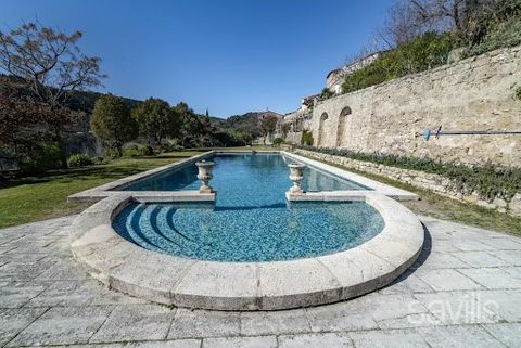 Located in Bargemon, a splendid medieval village known as the Pearl of the Upper Var, this historic village house is an integral part of one of the ancient towers of the over 1000-year-old castle. With an approximate area of 125 sq m, the house, buil...