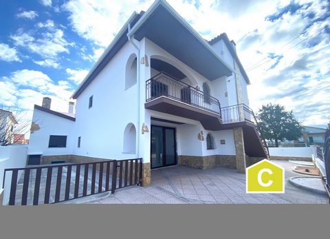 4 bedroom house with attic, backyard and barbecue - Bombarral Located in Bombarral, a few minutes away from all services and at 45 minutes from Lisbon. Imposing 4 bedroom house recently renovated, with very particular characteristics. Possibility of ...
