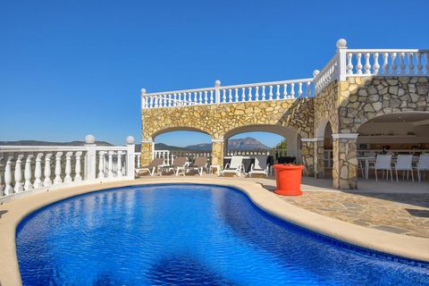 Grande villa charmante à Benitachell, sur la Costa Blanca, Espagne avec piscine privée pour 8 personnes. La maison de vacances est située dans une région balnéaire et résidentielle, à 4 km de la plage de Cala Moraig et à 4 km de Poble Nou de Benitach...