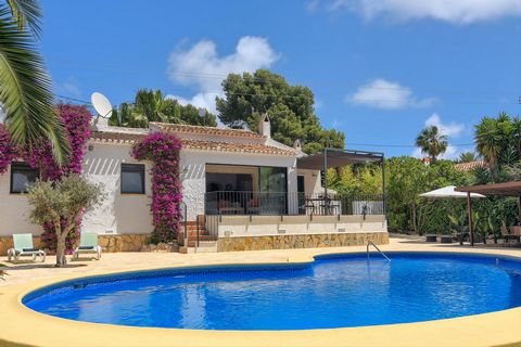 Belle villa confortable à Javea, sur la Costa Blanca, Espagne avec piscine privée pour 6 personnes. La maison de vacances est située dans une région balnéaire et résidentielle et à 3 km de la plage de Cala de la Barraca, Javea. La maison de vacances ...