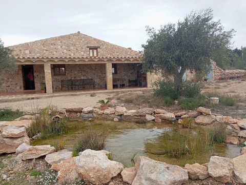 SPANISHOUSE TE KOOP: Finca van 20.000 m2 met gerenoveerd stenen huis op 10 minuten van het dorp en de stranden, gemakkelijk bereikbaar   REFERENTIE: F 108 J   LOCATIE: L'AMETLLA DE MAR                         PRIJS: 280.000 €   BESCHRIJVING: Woon-eet...