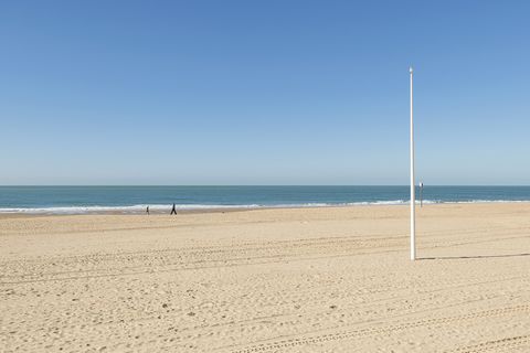 Genießen Sie den Charme von Cádiz, seinen Menschen und seinem Meer in diesem schönen Apartment für 4+2 Gäste, nur wenige Meter vom Victoria Beach entfernt. In dieser schönen Wohnung im ersten Stock ist es am besten, sich die Handtücher zu schnappen u...
