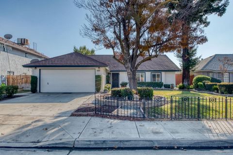 Welcome to 1670 Fir Avenue !Super cute, single story 3 bedroom, 2 bath, 1800 square feet in a great neighborhood in Clovis.Bright and cheery Family room flows into a multi purpose room that can be used as a Formal Dining room or an Office. Beautiful ...