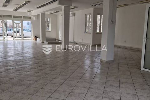 Split, rent of street office space of 180m2 Rent of office space for business purposes, completely renovated and arranged business air-conditioned space.It consists of an open space that is multifunctional and can be used depending on the needs of th...