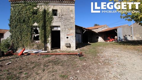 A24828PBE16 - A nice project for full renovation. The property consists of an old house, two hangars and a barn. The property could be transformed into a lovely house with garage and a private garden, the works will be subject to planning permisison....