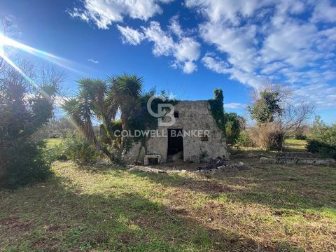 SALVE - LECCE - SALENTO Land for sale with ancient pajara and project already approved for the construction of a small house. In the municipality of Salve, a few km from the most famous beaches of Salento and Santa Maria di Leuca, known as the 