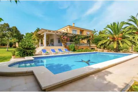 Welcome to this beautiful finca with pool, jacuzzi, and tennis court, with a constructed area of 300 meters and capacity for 8 people, located on the outskirts of Ses Salines. The exterior space is wonderful. You can enjoy the peace offered by the co...