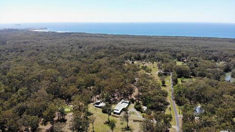 Expressions of interest are sought: Is this a once-in-a-lifetime opportunity for this size of land so close to the beach! 4 bedrooms, en suite, separate lounge and dining areas, bedrooms include built in robes, functional kitchen. The rustic residenc...