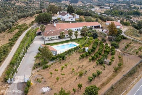 Fenced farm with 1 ha, in Montemor-o-Novo, just 20 minutes drive from the City of Évora and 1 hour from Lisbon. Quinta do Moinho with 1 ha in Montemor-o-Novo, with fruit trees, swimming pool and main villa with an area of 298 m2. The main villa with ...